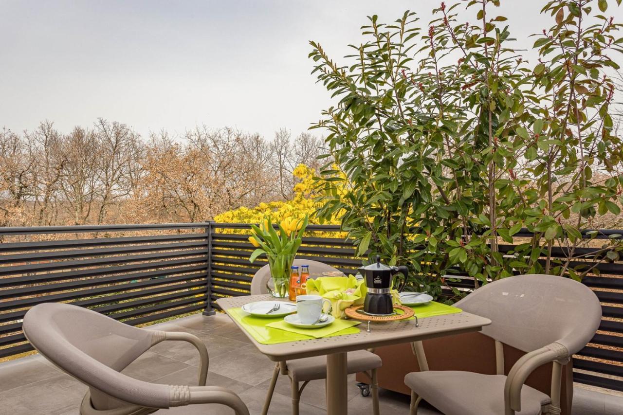 Apartments Bijou With Big Private Garden Near Umag Vilanija Екстер'єр фото